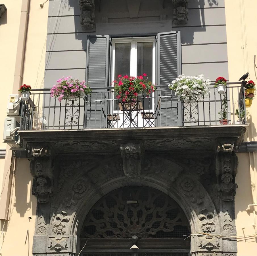 Corno Napoletano Free Parking For Small Cars Only Napoli Bagian luar foto