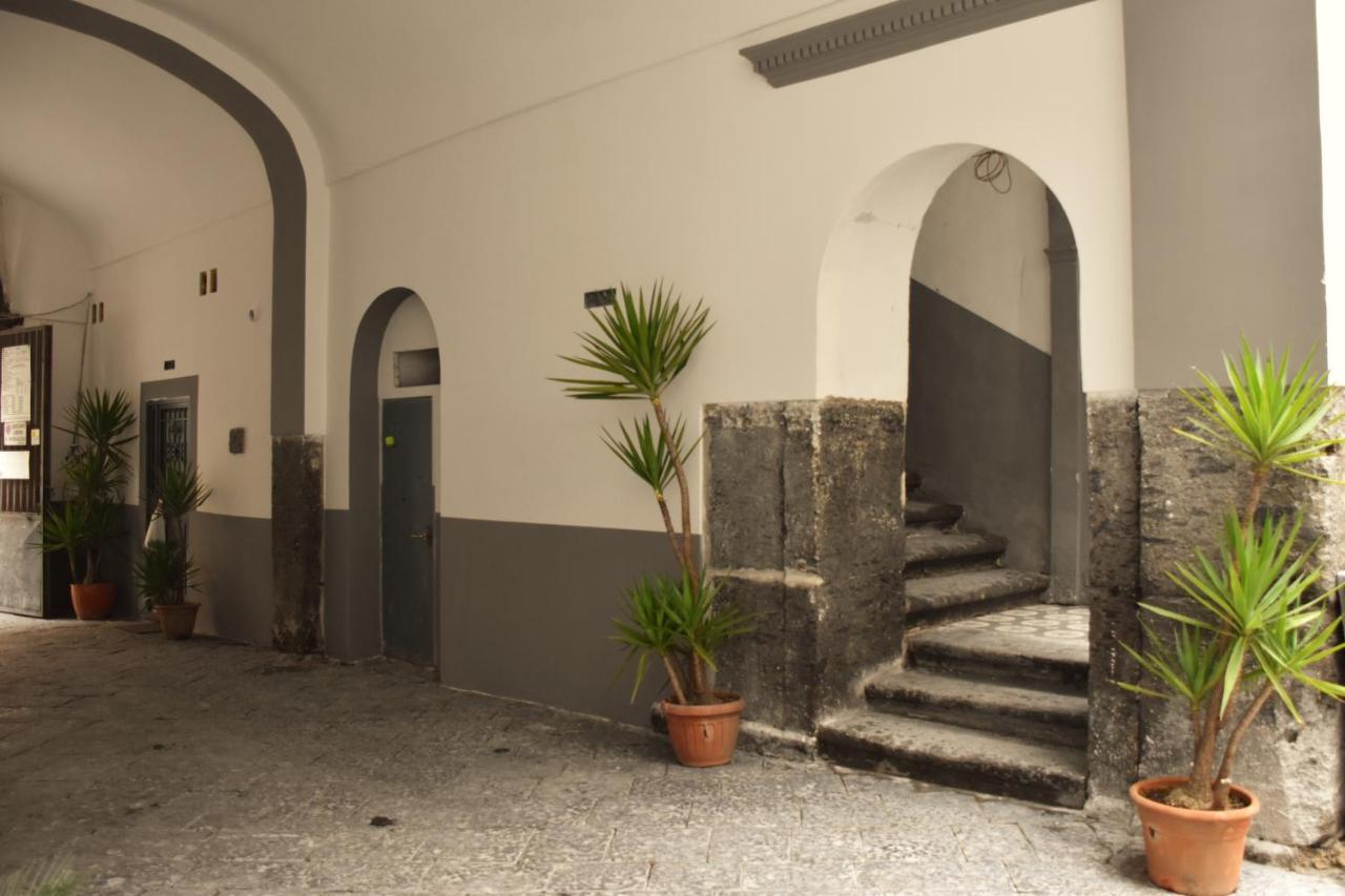 Corno Napoletano Free Parking For Small Cars Only Napoli Bagian luar foto