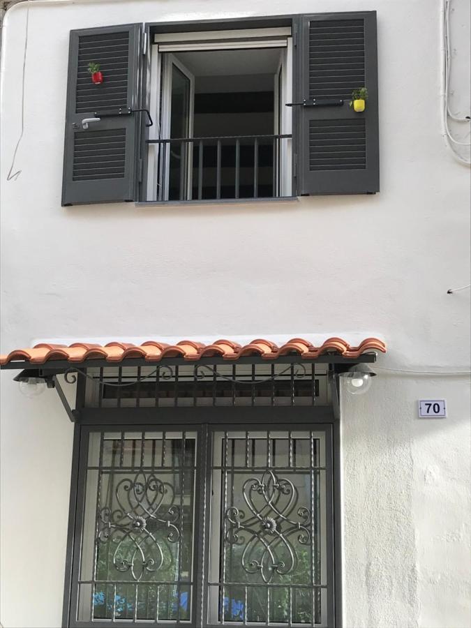 Corno Napoletano Free Parking For Small Cars Only Napoli Bagian luar foto