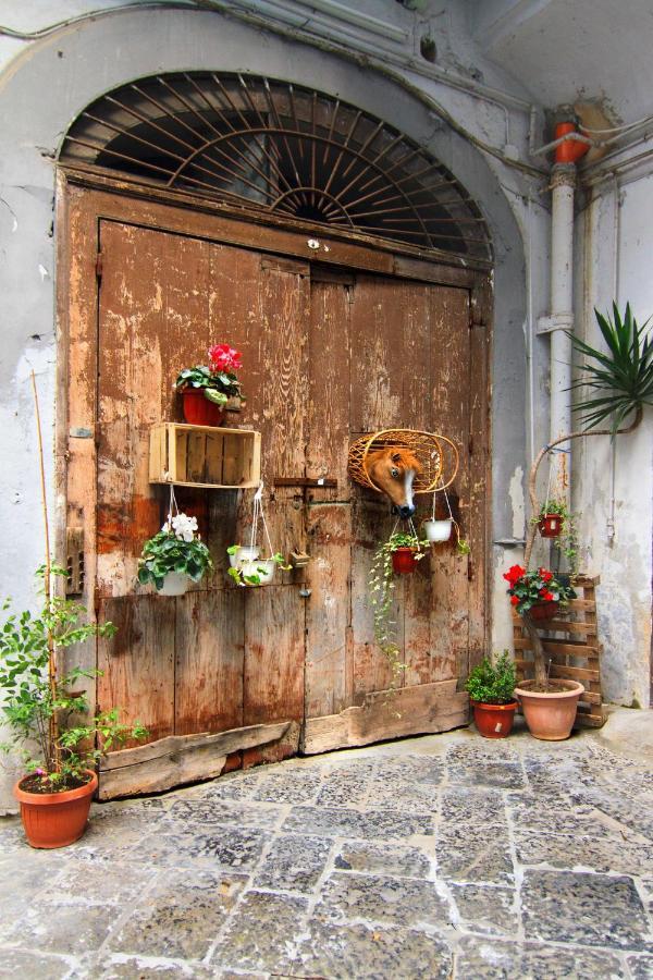 Corno Napoletano Free Parking For Small Cars Only Napoli Bagian luar foto